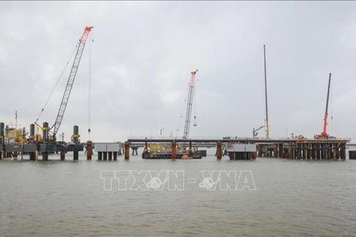 Đức sắp vận hành trạm nổi đầu tiên tiếp nhận khí đốt hóa lỏng