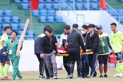 Tiền đạo Nguyễn Văn Mạnh bị gãy tay ở trận tranh HCĐ bóng đá nam ĐH TDTT toàn quốc