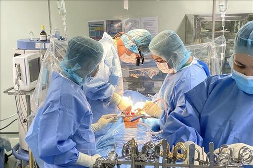 Chạy đua với tử thần cứu sống bệnh nhân quốc tịch Campuchia có u nhầy nhĩ trái kích thước lớn