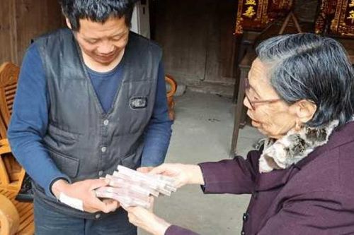 Cụ bà 92 tuổi từ chối phá sản, trả nợ 3 triệu USD trong 10 năm được giải 'công dân tốt'