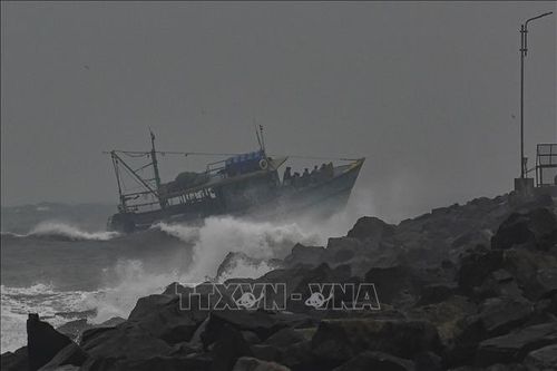 Bão Mandous đổ bộ Sri Lanka và Ấn Độ, gây thiệt hại về người và tài sản