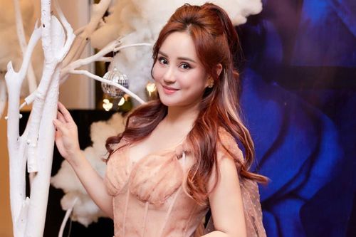 Ca sĩ Vy Oanh phẫu thuật tuyến giáp