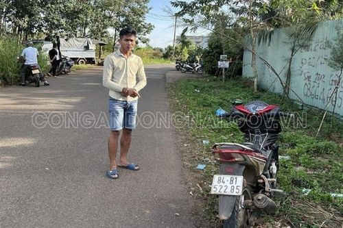 Thấy cô gái trẻ đi xe máy một mình, thanh niên 'cao hứng' rồi hành động khó tin