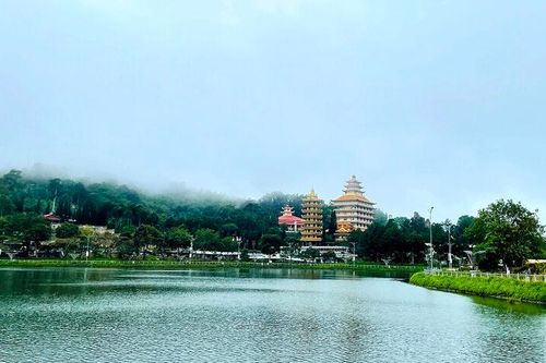 Ngắm chùa Vạn Linh trong mây