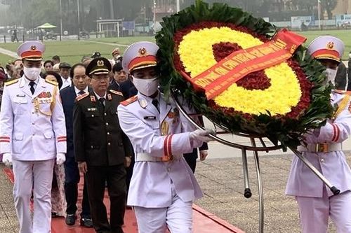 Đoàn đại biểu người cao tuổi điển hình tiên tiến vào Lăng viếng Chủ tịch Hồ Chí Minh