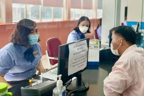 Vé tàu Tết từ TPHCM còn ít lựa chọn, người dân đợi xe khách mở bán thêm vé