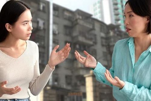 Cô gái uất ức rời nhà vì mẹ bắt giao tiền tiết kiệm để mua nhà cho anh trai: Cha mẹ đối xử không công bằng giữa các con sẽ để lại hậu quả gì?