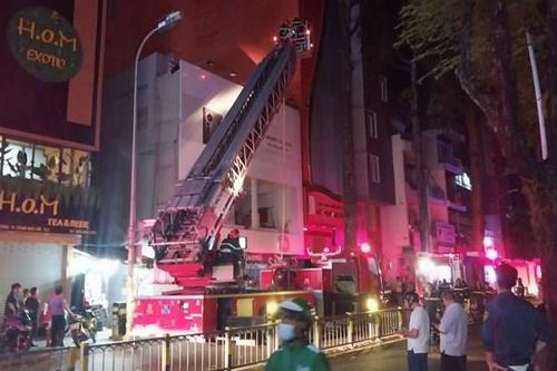 TP HCM: Sân thượng một cửa hàng di động bất ngờ bốc cháy sau tiếng nổ lớn