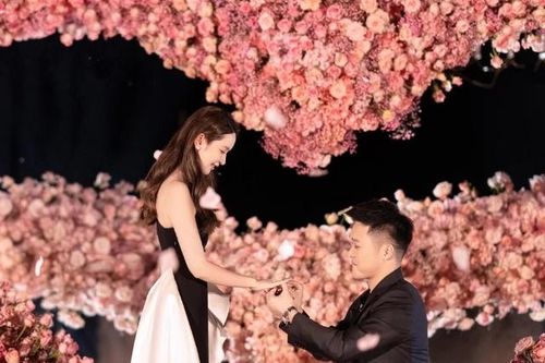 Vì sao giới trẻ Trung Quốc thích cầu hôn xa xỉ, phô trương