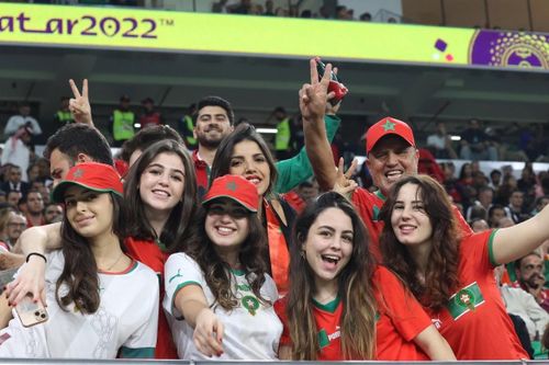CĐV Morocco vỡ òa trong niềm vui từ Doha tới Paris