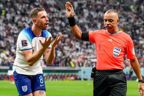 Đầy công nghệ hỗ trợ, trọng tài World Cup vẫn gây tranh cãi