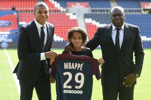 Gia đình có 4 cầu thủ bóng đá của Mbappe