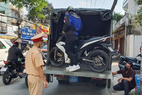 Hàng chục xe máy không giấy tờ trong tòa nhà ở TP.HCM