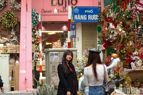 Phố cổ Hà Nội rực rỡ đón Giáng sinh