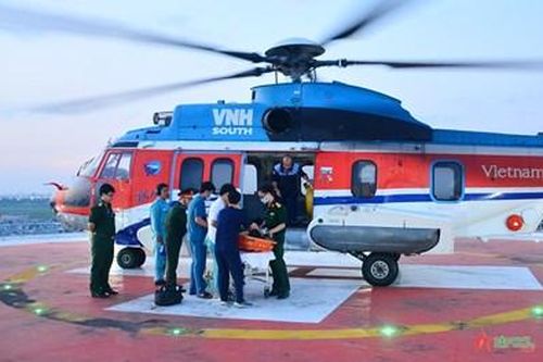 Bệnh viện Quân y 175 phối hợp Binh đoàn 18 đưa bệnh nhân từ đảo Song Tử Tây về đất liền điều trị