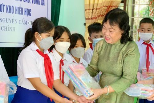 Bà giáo 'đi xin' hơn 80 tỷ đồng cho học trò 'đất lửa'