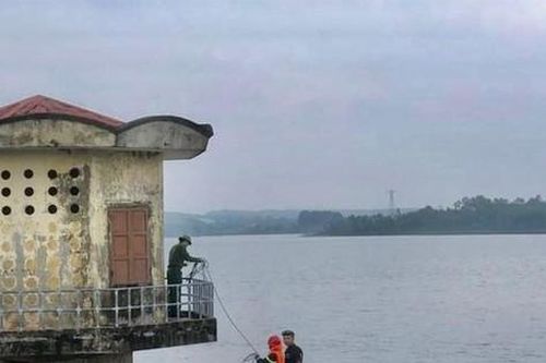 Tìm thấy thi thể người phụ nữ sau để lại túi xách, xe máy trên hồ thủy lợi