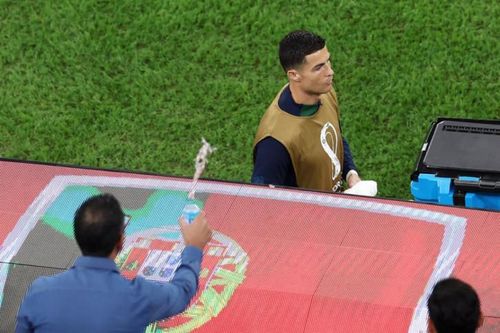 Sốc: Ronaldo bị CĐV tạt nước ngày Bồ Đào Nha rời World Cup 2022