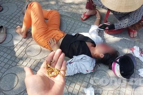 Người phụ nữ nghi bị giật dây chuyền, ngã xe bất tỉnh