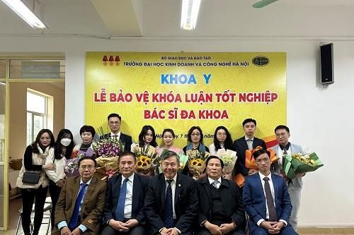 Những sinh viên đầu tiên của ngành Y đa khoa bảo vệ khóa luận tốt nghiệp