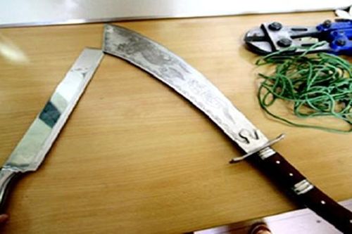 Mâu thuẫn đỗ xe ô tô, đối tượng cầm dao chém người