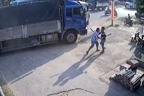 Tài xế xe khách bị chém vào đầu vì mâu thuẫn với 2 người lạ
