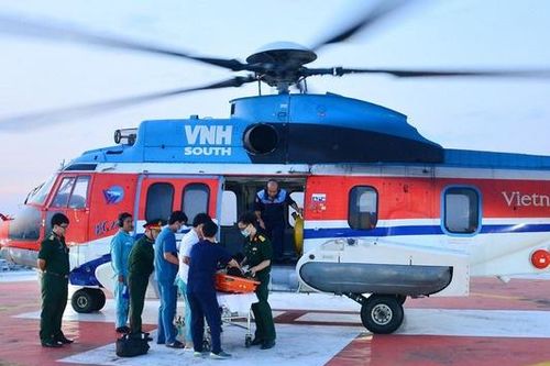 Trực thăng đưa quân nhân bị sốc mất máu từ Song Tử Tây về đất liền