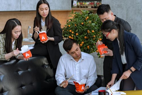 Đồng nghiệp có thể giúp bạn ăn uống lành mạnh hơn