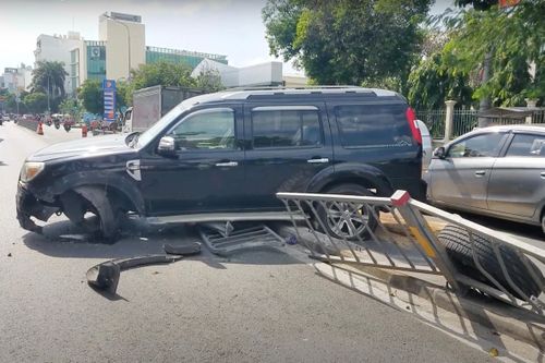 Ford Everest rụng bánh khi tông dải phân cách ở TP.HCM