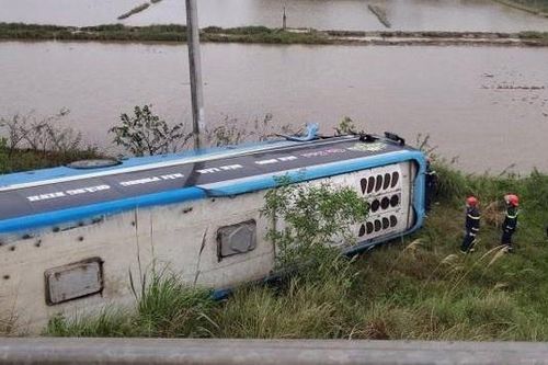 Xe khách lật ngang dưới ruộng sau tai nạn liên hoàn
