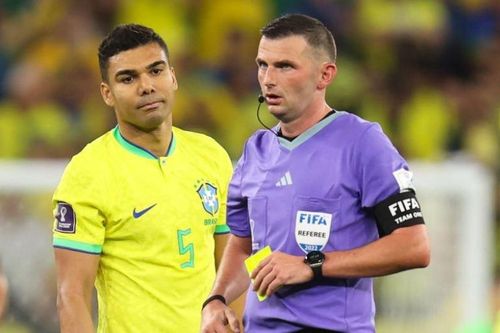FIFA loại một trọng tài Anh khỏi World Cup