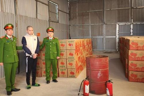Phát hiện kho chứa 7 tấn pháo ngụy trang trong hộp hoa quả nhập khẩu