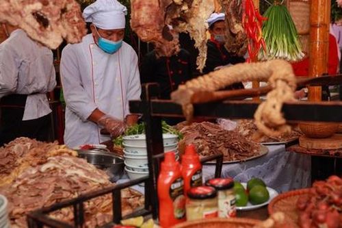 Du khách háo hức thưởng thức phở cùng tương ớt CHIN-SU