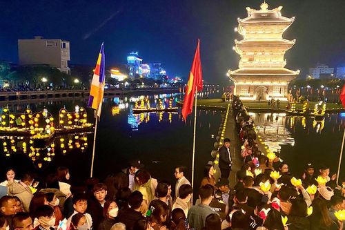 Điểm nhấn mới du lịch tâm linh ở Ninh Bình hút du khách về đêm