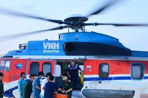 Cấp cứu bằng trực thăng đưa bệnh nhân từ đảo Song Tử Tây về đất liền điều trị