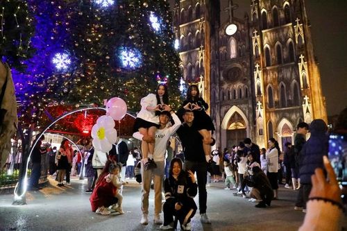 Nhà thờ Lớn Hà Nội lộng lẫy, chật kín người tới 'sống ảo'