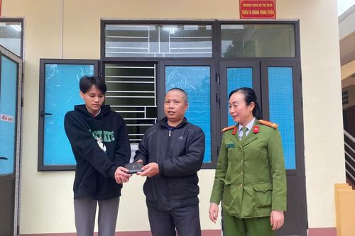 Học sinh lớp 9 ở Vị Xuyên nhặt được của rơi, trả người đánh mất