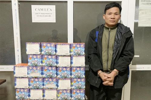 Bị bắt khi đang 'cõng' gần nửa tạ pháo