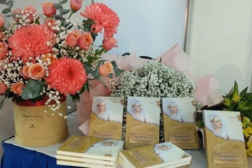 Thiên thần 6 chân' Trần Trà My vượt qua chính mình, ra mắt quyển sách thứ 5