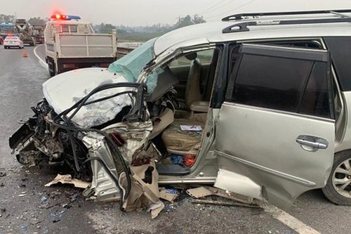 Xe ô tô khách tông liên hoàn trên tuyến tránh TP. Đồng Hới khiến 3 người bị thương