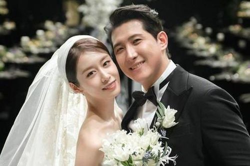 IU tặng Ji Yeon vương miện ngọc trai ở lễ cưới
