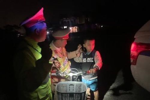 Tìm thấy cháu bé 9 tuổi đi lạc