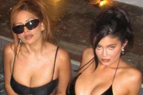 Kylie Jenner bị châm biếm vì mặc bikini giữa trời tuyết