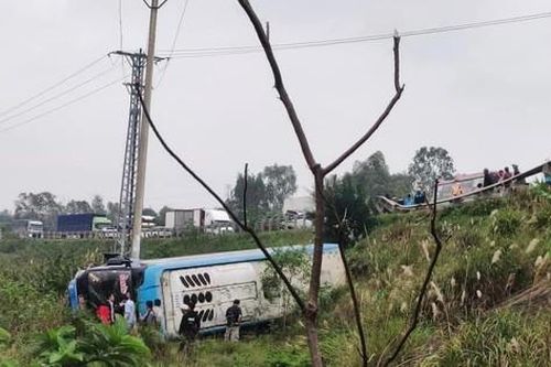 Xe khách lật xuống vệ đường sau khi đâm đối đầu xe con trên đường tránh TP. Đồng Hới