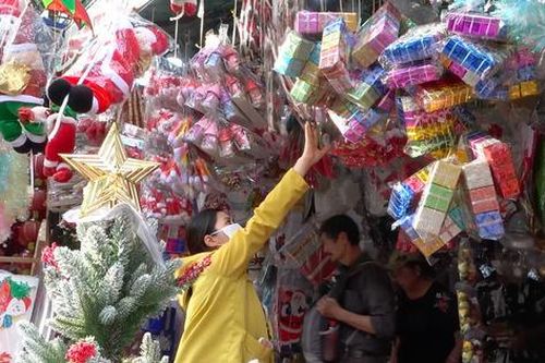 Rộn ràng 'thủ phủ' bán đồ trang trí Giáng sinh ở TPHCM