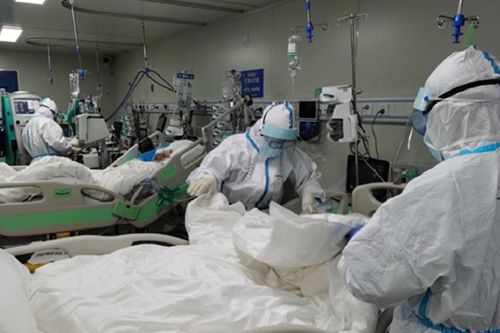 Trung Quốc cảnh báo làn sóng dịch chạm đỉnh, bác thông tin sai lệch về Covid-19