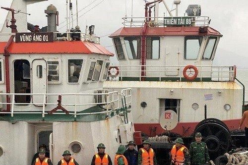Hà Tĩnh: Chìm thuyền, 7 ngư dân lênh đênh trên biển được cứu sống