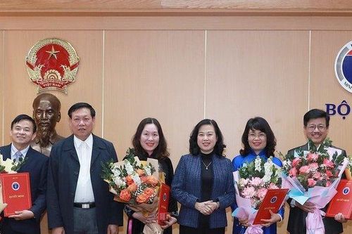 Bộ trưởng Bộ Y tế bổ nhiệm, bổ nhiệm lại nhiều lãnh đạo thuộc Cục, Vụ