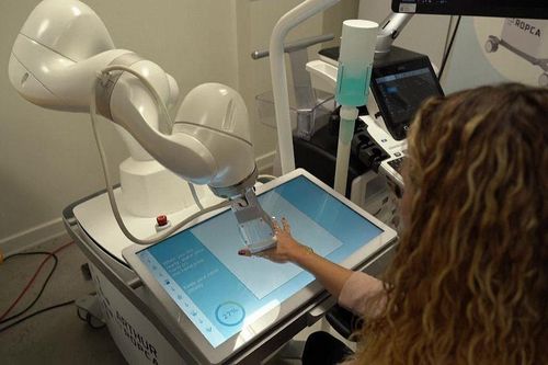 Sử dụng robot quét siêu âm và chẩn đoán cho bệnh nhân viêm khớp dạng thấp