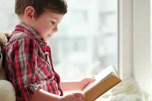 Nhờ cha mẹ chịu khó làm 1 điều, cậu bé 8 tuổi nhất quyết đọc sách vào buổi sáng trong hơn 400 ngày